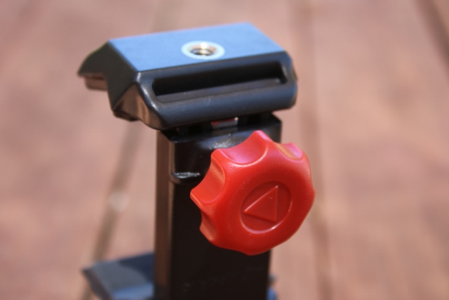 The Velocity Clip tightens around your phone by turning this knob, which squeezes the rubber jaws together. (Photo: Jared Hargrave - UtahOutside.com)
