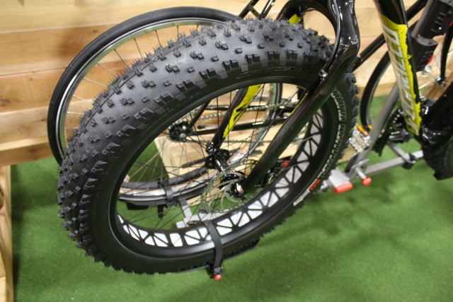 A closer look at the Yakima TwoTimer tray with a fat bike tire firmly latched in. (Photo: Jared Hargrave - UtahOutside.com)