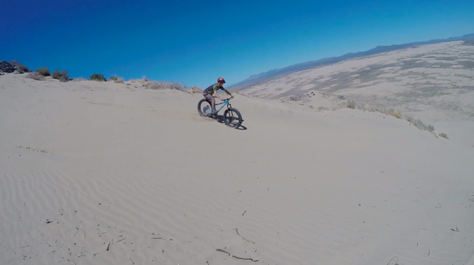 Jon Gilchrist makes sand turns on his fat bike in the Little Sahara dunes. (Image: Mike DeBernardo)