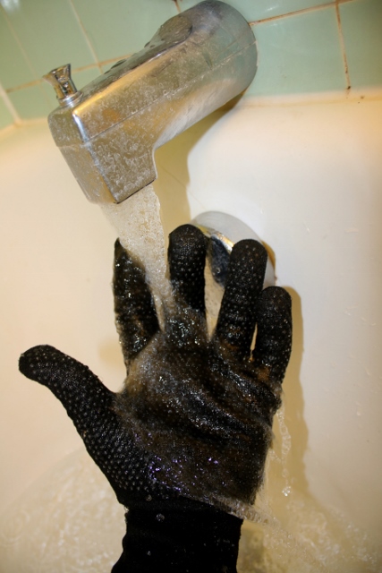 Testing the Hanz waterproof gloves under cold tap water. (Photo: Jared Hargrave - UtahOutside.com)
