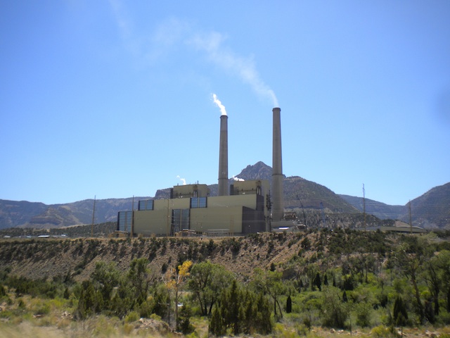 The coal-fired power plant near Huntington, Utah. (Photo: http://parrotheadjeff.com)