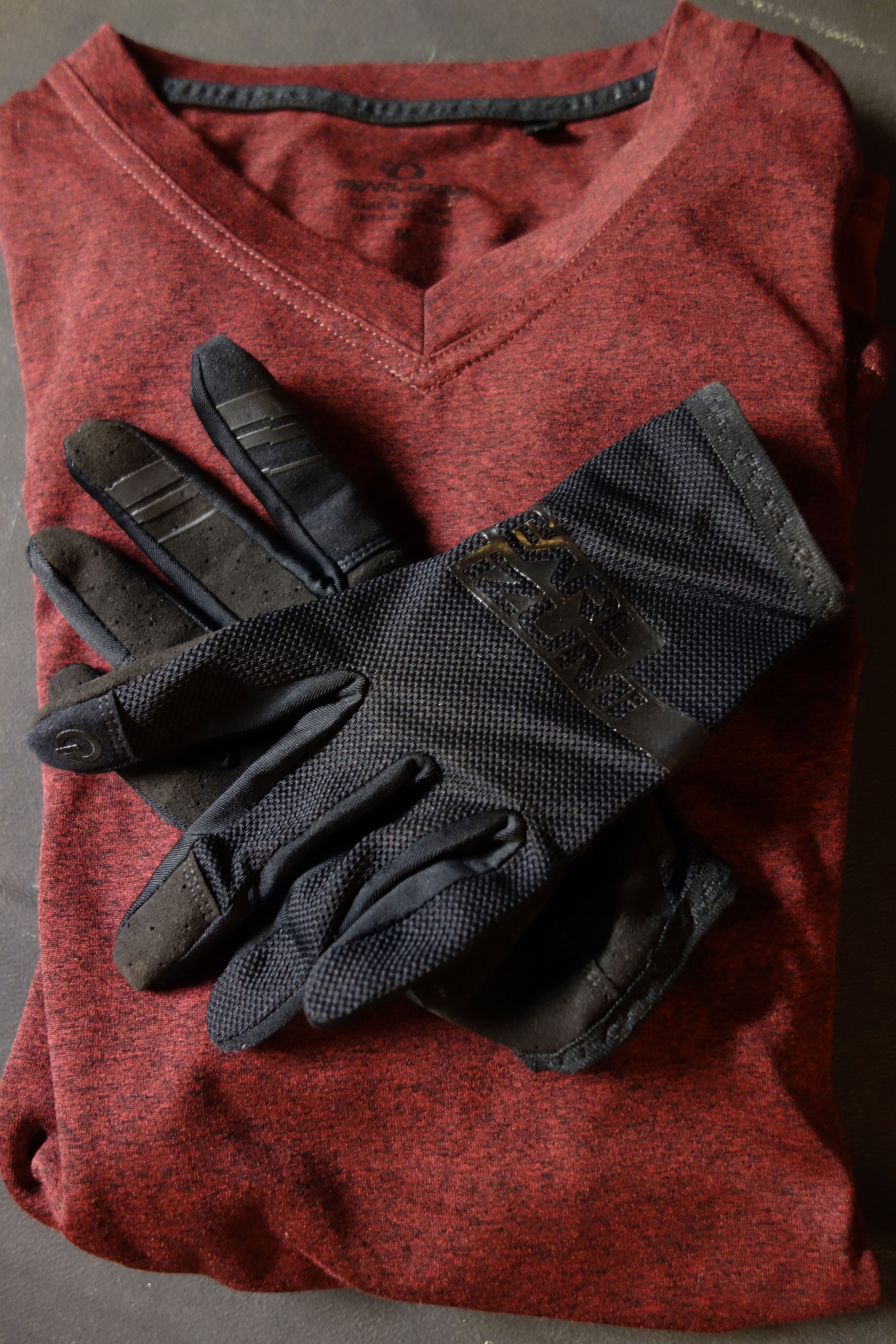 Pearl Izumi MTB gear featuring the Divide Glove and Performance T.
